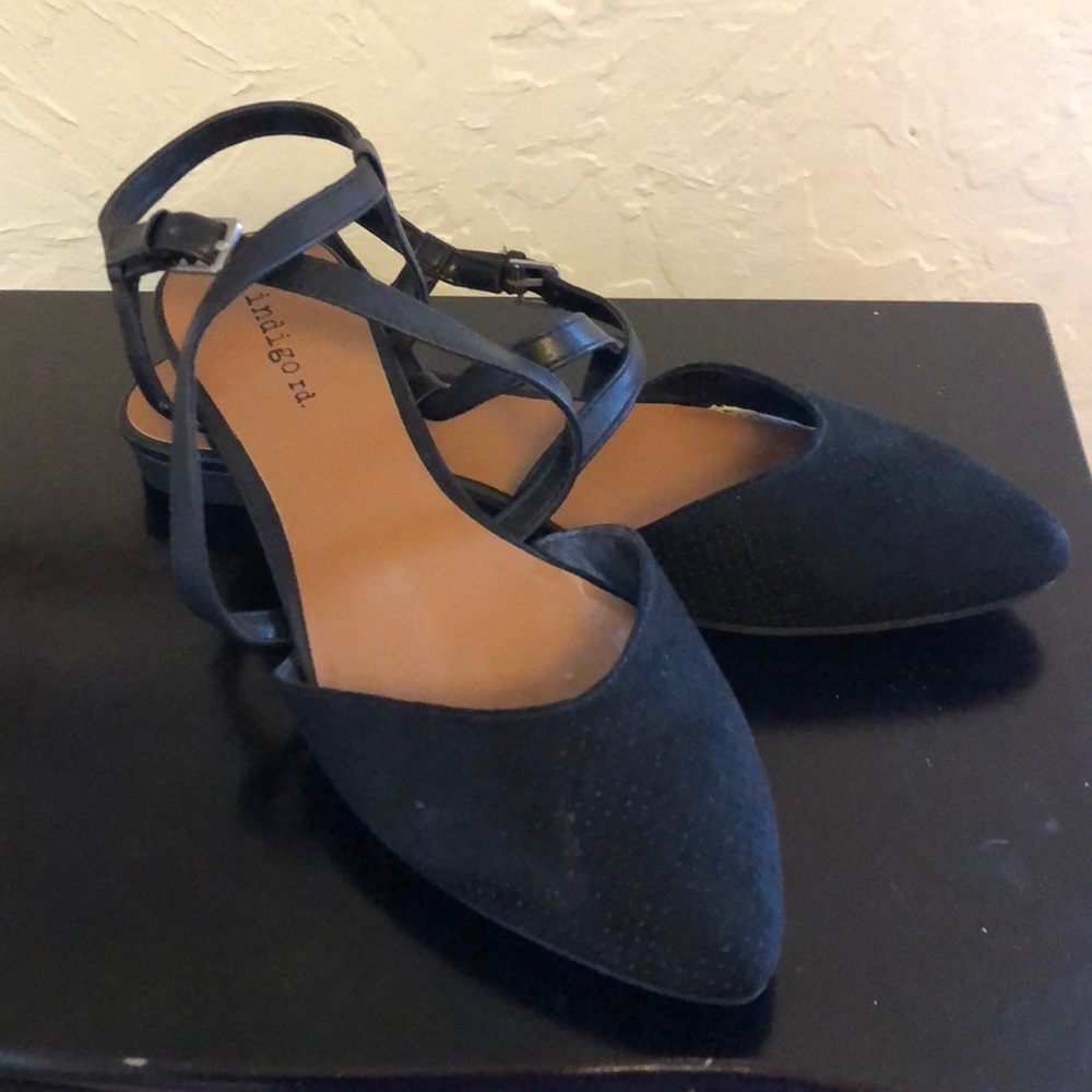 Indigo Rd black strappy flats size 7M